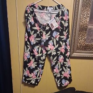 Caribbean Joe Black Floral Capri Pants